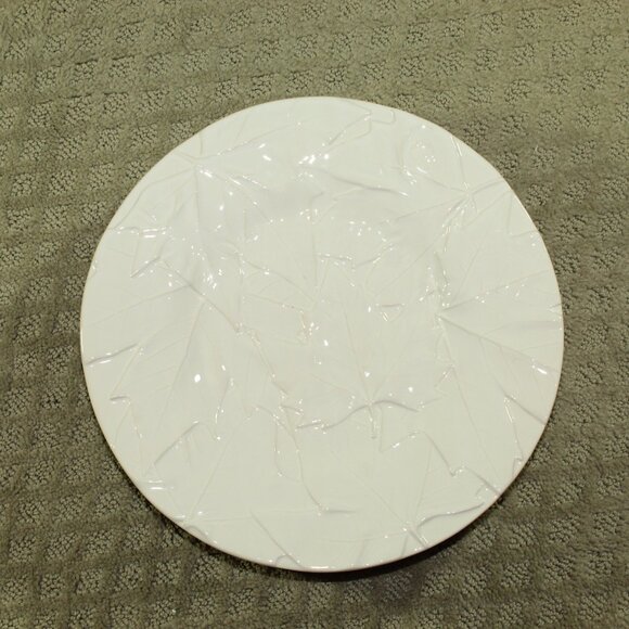 BORDALLO PINHEIRO PORTUGAL MAJOLICA WHITE MAPLE LEAF 11” DINNER PLATE - Picture 1 of 5